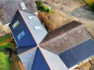 ✨ Retour sur le chantier de Logonna !
Cette fois-ci, cap sur une étape clé : le coulage de la chape 🛠️

Nos artisans ont procédé à cette phase essentielle...
