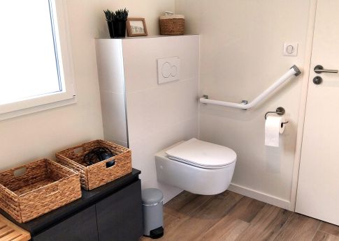 Adaptation d'une salle de bain aux normes PMR, près de Brest dans le Finistère Adaptation d'une salle de bain aux normes PMR, près de Brest dans le Finistère